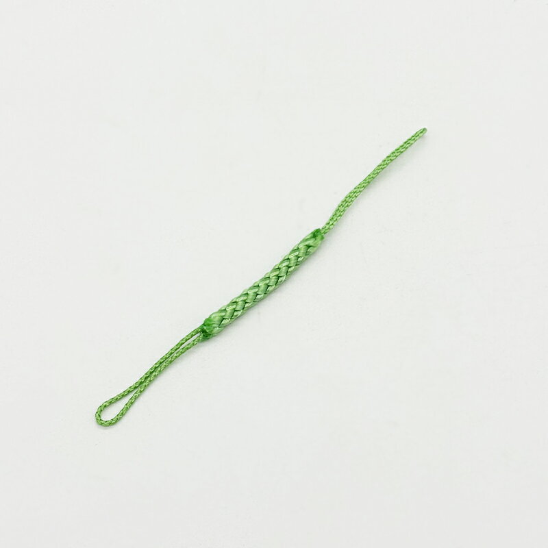 お好みのパーツを根付にできる根付け紐 お気に入りのパーツに取り付けて、ストラップとしてお使いください。 帯飾りとしても使用できます。 【品番】 26C-M 長さ：約92mm 重さ：0.1g(1本あたり) 金具がないタイプの根付です。 短い輪の側にお好みの鈴やチャームを括り付けて使用します。 【メッキの色味について】 ※画像の色味はサンプルです。ロットにより異なります。 ※同じ商品でも入荷時期等により、サイズ・色調・メッキ等の仕様に若干の変更・個体差がある場合がございます。 予めご了承の上、ご注文をお願いします。 【注意】 ※体質によってかゆみ・かぶれが生じる場合があります。 ※お使いのブラウザや画面設定により、商品のカラーが実際と異なって見える場合がございます。