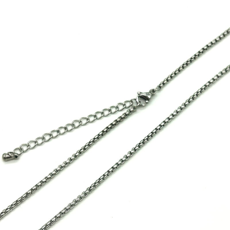 ネックレス(甲丸ベネチアンチェーン) ステンレス製のチェーンネックレスです。 サイズ： 太さ約2mm 線径：約1mm 全長 45cm/60cm ステンレス素材について ◇錆びにくい、変色しにくい ステンレス(stainless)は「stain=錆」「less＝ない」の言葉の通り、他の金属と比べて比較的錆びにくい素材です。 その為、水にも強く、手洗いや水回りの家事、汗をかいても安心してお使いいただけます。温泉や海水に浸かっても変色しにくいです。 ◇傷つきにくい 非常に硬い金属のため、傷がつきにくいという特長があります。 ◇お手入れしやすい 錆びにくい・変色しにくい・傷つきにくいメリットから、お手入れもしやすく普段使いにぴったりです。 くすみが出たときは、メガネ拭きなどの柔らかい布でふき取るだけでも綺麗になります。 ◇金属アレルギー対応 シルバー925やゴールドフィルド同様、金属アレルギーも起こしにくく、デリケートな肌質の方でも身に付けられます。 ※金属アレルギーには個人差があります。