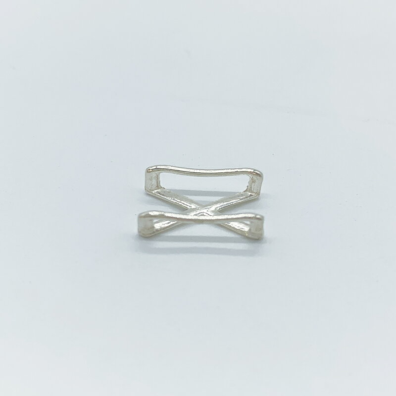 紐金具(大) サイズ： 13.5x8.5mm、厚さ3mm 紐通し部分の内径10x2mm スターリングシルバー(SV925)のパーツです。 アメリカやイタリア等の海外から、高品質なシルバー製品を取り寄せています。 【ご注意ください】・素材の性質上、使用状況や保管状況によって変色する場合がございます。 シルバー研磨剤や変色防止アイテムを併せてご使用ください。・為替の変動等に伴い価格を変更させていただく場合がございます。 シルバー925(Silver925)とは シルバー925は銀92.5%、その他の金属7.5%の割合のものを指します。 その名の通り銀が92.5%含まれるため、「Silver925」となります。 シルバー925の中でも「銀92.5%、銅7.5%」の割合のものは「スターリングシルバー」と呼ばれています。 (スターリング(Sterling)=本物の、価値のある) シルバー925は柔らかい素材の為、ピアスのポスト部分が曲がってしまっても、手で簡単に戻すことができます。 (優しく元に戻してください) また、ゴールドフィルド同様、アレルギーの起きにくい素材としても広く知られています。 ※金属アレルギーには個人差がございます。 お取り扱い中のシルバー925製品について 当店では、アメリカ等の海外から、高品質なシルバー製品を取り寄せています。 お取り扱い商品の品質試験も行っており、品質が保証されております。