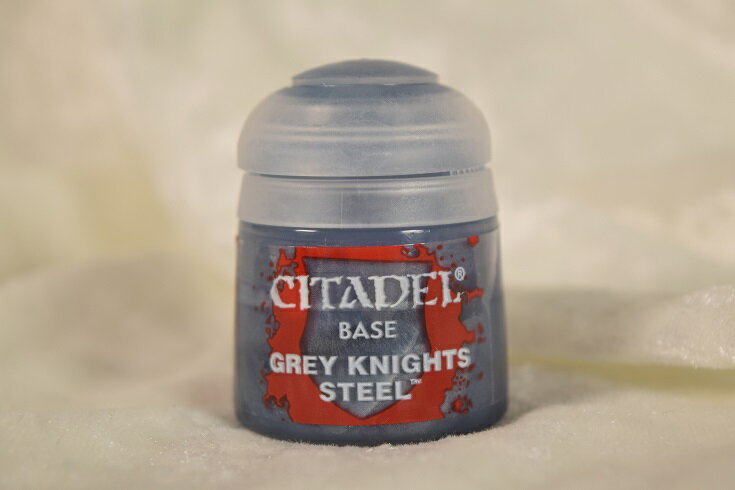 グレイナイトスティール シタデルカラー ベース CITADEL BASE GREY KNIGHTS STEEL グレイナイツスティール グレー ナイト ナイツ スチール スティール 水性塗料 水道水で薄められる 筆塗り用 シタデルカラー 青みのある銀 グレイナイツスティール 青みのある銀色で少し暗め隠蔽力は高いです。ゲームズワークショップが販売するウォーゲーム ウォーハンマーのミニチュア駒用に作られた塗料ですがいまやガレージキット、プラモデル等様々なホビー塗装に使われています。非常に伸びが良く水性塗料とは思えないほどの塗りやすい塗料です。使用する際は蓋を開ける前によく振ってご利用ください。使用時粘度が高すぎる場合は水道水を少し足してご利用ください。 6