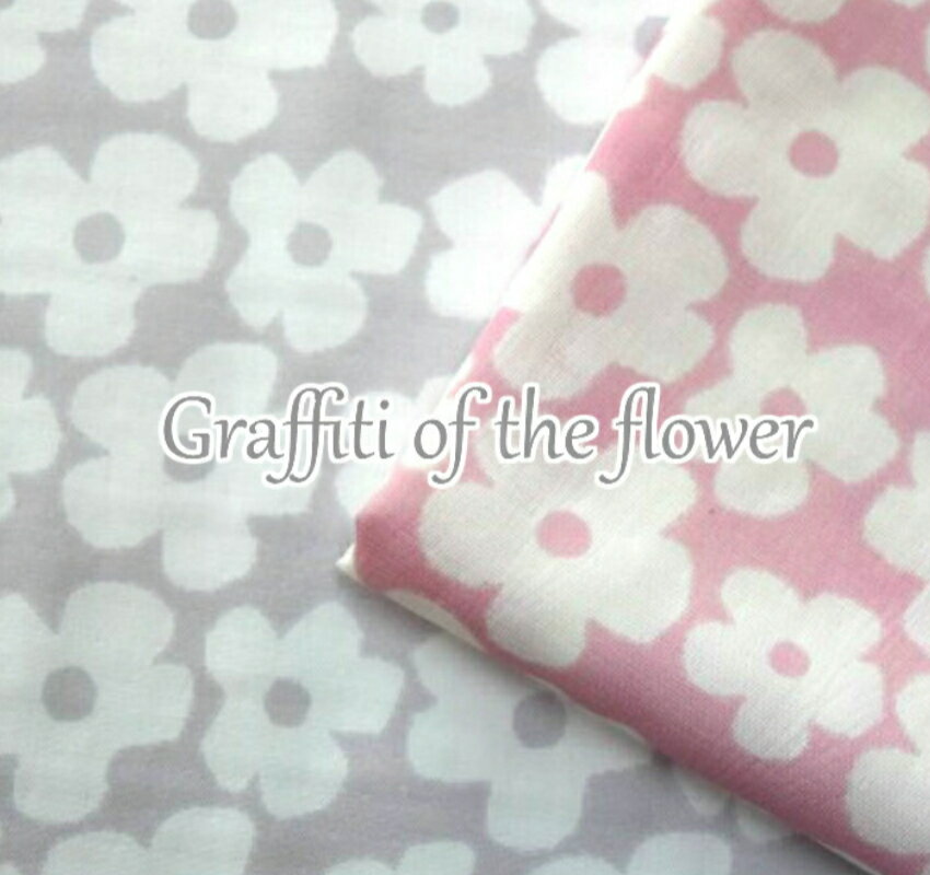 【50cm単位】良質なコーミングダブルガーゼで作った/【デジタルプリント】/「Graffiti of the flower」/-お花の落書きコットン-/ダブルガーゼ/生地/布/マスク/小物/インテリア/コットン100％/洋服/スタイ/ワンピース