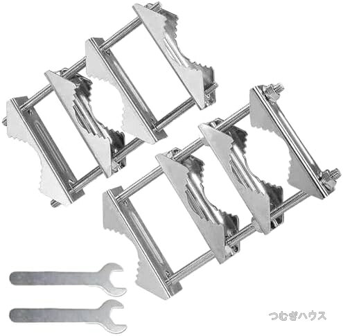 商品の特徴・多目的な使い方:強固な構造のアンテナマストからマストへの取り付けキットは、トーチや旗竿、さらにはラジオやテレビアンテナなど、さまざまな屋外装飾を取り付けるのに最適です。その多様性は、屋外スペースを自分らしくカスタマイズするのに最適です。また、クランプの調整機能が付いており、異なるサイズや形状の装飾品にも対応します。・頑丈な設計:耐久性のある亜鉛メッキ鋼製のクランプキットは、パティオの傘をしっかりと保持し、安全に固定します。強風や外部要因からパティオ装飾を守り、長期間の使用に耐えることができます。また、耐食性が高いため、屋外環境での使用に最適です。・組み立ての多様性:アンテナマストクランプは、丸パイプ同士や角レール同士、または丸パイプと角レールを組み合わせる場合にも対応します。パイプの直径範囲も広く、異なる形状やサイズの装飾を取り付けるのに最適です。さらに、取り付け時には高さや角度の調整が可能であり、装飾品を理想的な位置に配置することができます。・安定性と安全性:2本の長いボルトを使用したVジョーブロックは、パティオ傘をしっかりと固定し、滑り落ちることを防ぎます。強風や突然の天候変化から装飾品を守り、安全性を確保します。また、ブロックの厚みや剛性が優れているため、長期間安定した使用が可能です。・簡単な取り付けと移動:付属の小さなレンチを使用して、ほとんどのデッキや手すり、パイプに簡単かつ安全に取り付けることができます。専門的なツールは必要ありません。また、移動も容易で、季節や配置の変更に柔軟に対応できます。さらに、軽量で持ち運びが簡単なので、必要に応じて場所を移動させることができます。お客様都合のキャンセルはお控えください。また他モールにて併売を行っており、Amazon 社のFBA マルチチャネルサービスを一部活用しております。梱包にAmazon ロゴの記載やAmazonの配達員が商品をお届け、また置き配になる可能性がございますので予めご了承ください。
