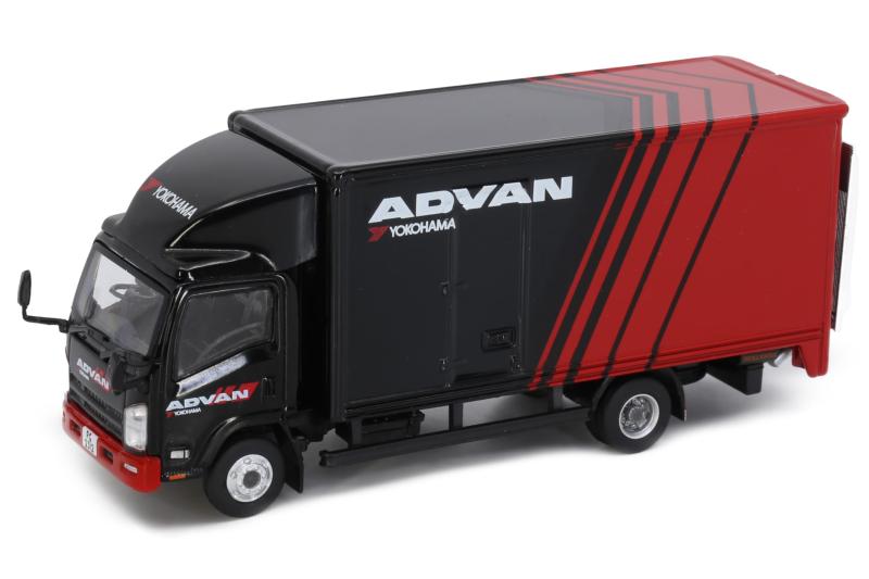Tiny City 1/64 いすゞ Nシリーズ ADVAN ダイキャストミニカー鑑賞向けのモデル観賞用に特化した精巧なモデルです。細部にわたるリアルな造形と美しい塗装が施されており、コレクションやディスプレイに最適です。スケールは1/64。可動部リアボードが開閉できます、トラックの積み降ろし作業を模擬することもできるようになっています。ディスプレイする際に動きが加わることで、より魅力的に見せることができます。コレクターへこちらのミニクーパーを精密に再現しており、コレクターやミニクーパーに興味がある方に最適です。リアルなディテールと可動機能により、展示や遊びの両方で楽しむことができます。微影について 香港に所在し、2005年に設立された。香港をはじめ、世界各地の文化と特徴を高品質なモデルカーやジオラマ模型の開発、生産、および販売をしています。