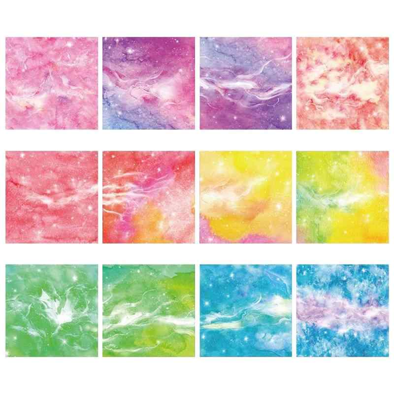 折り紙 150枚セット 15cm角 多色 両面おりがみ ペーパーアート カラフル 柄付き 千羽鶴 手作り DIY 装飾 クラフト 子供 グラデーションサイズ15*15cm　シリーズ青空/星空/花海　入り数150枚入り（3つのシリーズ、各シリーズに12柄があり、合計50枚入りで、柄の数量はランダムです。）両面おりがみ全ての折り紙は両面印刷。鮮やかなカラーと細やかな柄で、折った後も折り目が白くならず、完成品の美しさをしっかり保ちます。高品質素材しっかりした厚みながらも折りやすく、粉が出ず、手が汚れません。表面はなめらかで、光沢が剥がれる心配もなく、大人も子供も安心して使用できます。年齢問わずいつになってもおりがみはお子様から大人まで幅広い年代の方が楽しめるアイテムです。アイディア次第で自分だけの作品を作れます。多用途クラフト、、DIYプロジェクトなどにぴったりです。パーティーの飾り付けや、学校の発表会に使う作品の制作などにも大活躍します。