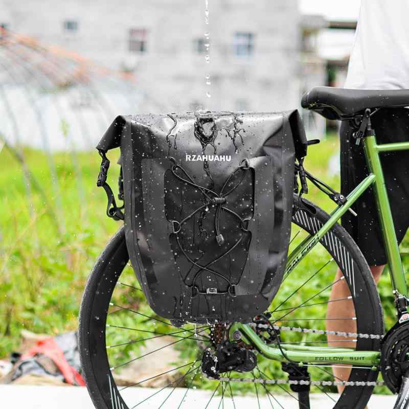 2個セット パニアバッグ 自転車 サイドバック 防水 25L+25L大容量 通勤 キャンプ 黒*2完全防水800Dの完全防水TPU素材を使用し、超強力な防水性を実現。さらに高い防水性を得るため、縫い目なしデザインを採用。使用時は上部を3回以上巻きつけてください。大容量25L+25Lの大容量自転車 サイドバック。内側にメッシュポケット付きで、ライディング用品を楽々収納。簡単取り付け工具不要、わずか10秒で取り付け可能。フックにはスナップボタン付きで、がっちり固定され落下しません。お手入れ簡単800D TPU素材は泥や汚水が飛んでも、さっと拭くだけでピカピカにこだわりのディテールゴムカバー付きハンドル、底面のフットパッド、反射ロゴ、間隔調整可能なフックなど、細部までこだわりが詰まっています