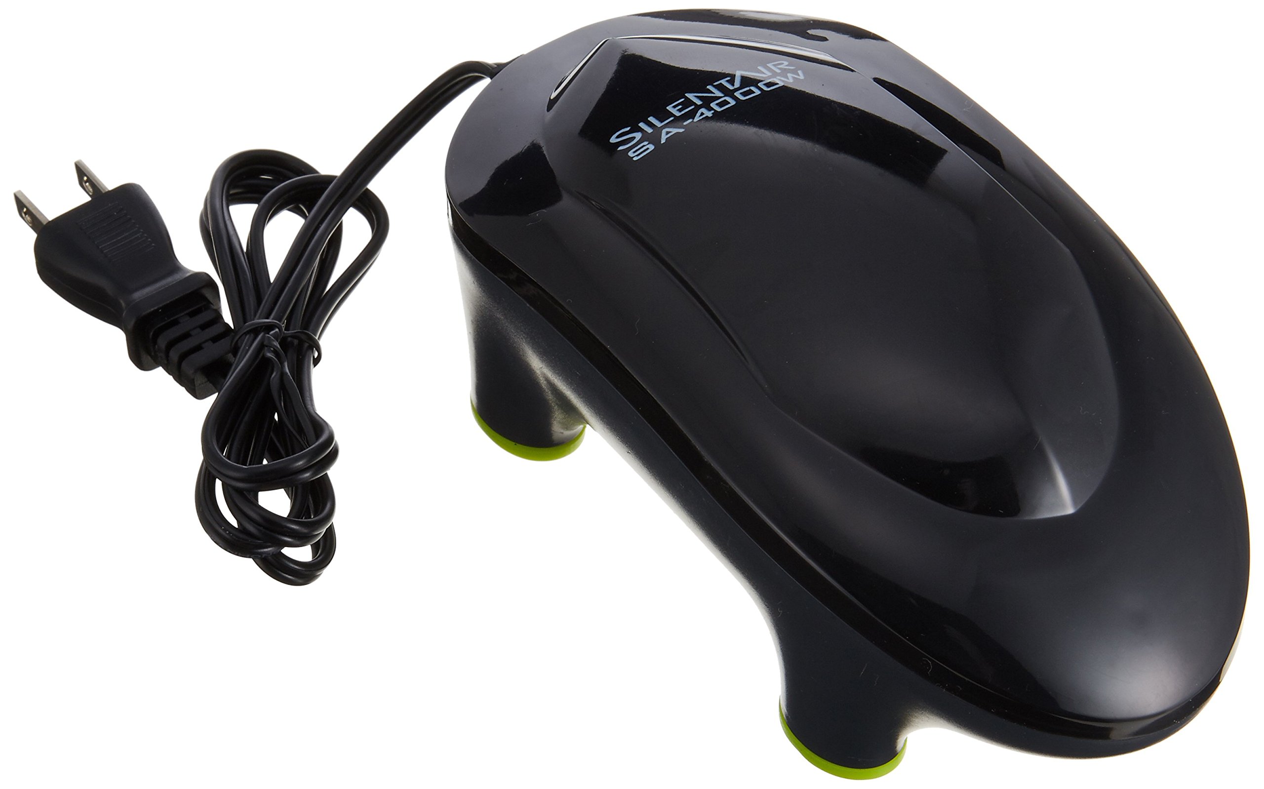 水槽用エアポンプ サイレントエア SA-4000W 1.4W エアレーション 観賞魚 アクアリウム ペット用品 10×7×18cm 540g静音性に優れた二重構造ケーシングを採用した観賞魚・アクアリウム用の水槽用エアポンプです。作動音が気になりやすいリビングや寝室に設置した水槽でも、静かに酸素を供給して水生ペットの飼育環境を整えます。強力なエア吐出能力を持ちながら省電力設計を実現しており、毎日の連続使用でも電気代を抑えながら使用できます。アクアリウムのエアレーションやフィルターの駆動に最適で、水槽内の環境を快適に保つことができます。■商品の特徴・二重ケーシング構造による高い静音設計内部の作動音や振動が外部へ漏れ出すのを強力に防ぎ、静かな室内環境を保ちます。リビングや寝室に設置している観賞魚水槽のエアレーションに最適です。・高い吐出能力と省電力性能の併用わずか1.4Wの低消費電力でありながら、水槽内に十分な酸素を送り届けるパワーを備えています。電気代を気にせず24時間いつでも安心して水槽用ポンプを作動させることができます。・耐久性に優れ長時間の連続運転に対応内部パーツの摩耗を抑える設計により、長期間にわたって安定したエア量を供給し続けます。熱帯魚や金魚などの水生ペットを長期間飼育する際にも頼りになる性能を発揮します。・設置しやすいコンパクトな形状すっきりとした縦型デザインのため、水槽周辺の限られたスペースにもスマートに配置できます。水槽台の中や横のすき間にも収まりやすく、観賞の邪魔になりません。■こんなお悩みありませんか？・エアポンプのブーンという作動音が気になって夜眠れない・水槽内の酸素不足で魚たちが息苦しそうにしている・毎日の連続使用による電気代が気になる・水槽まわりの設置スペースが狭くて大きなポンプが置けない■選ばれる理由・静音性を追求した二重構造で、室内の静かな環境を壊さずに使用できます。・低消費電力1.4Wの省エネ設計により、ランニングコストを抑えて経済的に運用できます。・安定したエア吐出力により、水槽のエアレーションや底面フィルターなどの駆動をしっかりサポートします。■使用シーン・リビングや寝室に置いた熱帯魚・金魚・メダカなどの観賞魚水槽への酸素供給に・エアストーンと接続した水槽内のエアレーションに・スポンジフィルターや投げ込み式フィルター、底面フィルターの駆動源として■商品仕様幅：10cm奥行：7cm高さ：18cm重量：540g消費電力：1.4W原産国：中華人民共和国※入荷時期により、パッケージのデザイン・仕様が異なる場合がございます。