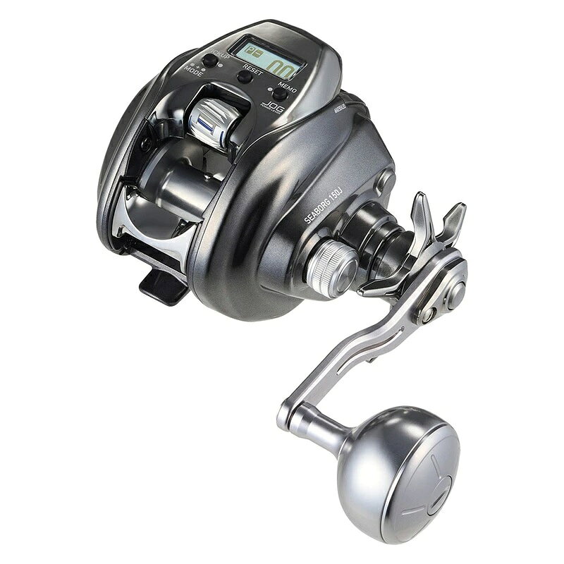 テクニカルなターゲットを軽快に攻める。 「AIR MONSTER」SEABORG 150J SEABORG 100Jをベースに、軽量コンパクト「385g」でありながら、巻糸量は「PE1.5-300m」へ。 さらに指掛かり抜群の新形状JOGパワーレバーを搭載し、新たに150サイズを展開。 心臓部にはMAGMAXモーターを搭載し、ATDドラグMAX7.5kgと合わせ、瞬発力とパワフルな巻上げ性能を発揮。 また、テンヤ50号ならば巻上げレバー値1からのデットスロー巻上げも可能。 手巻き性能において、HYPERDRIVE DIGIGEARにシングルハンドル/アルミラウンドノブ仕様は、強く滑らかな巻き心地を実現。両軸リールに電動巻上げが可能となった感覚を彷彿させる。 またスマートフォンと連動した便利機能、DAIWA CONNECTED「電動モバイルセッティング」にも対応。 ターゲットはタチウオ、マダイ、アマダイ、ヒラメ、アジ、イサキ、トラフグの他、タイラバ・イカメタル・ライトジギングまで幅広い電動AIR GAMEを可能にする。 ●標準自重(g)：385 ●巻き取り長さ(cm/ハンドル1回転)：54 ●ギア比：5.1 ●標準巻糸量PE(号-m)：1-400/1.5-300/2-200 ●ハンドルアーム長(mm)：65 ●ベアリング(ボール/ローラー)：13/1 ●最大ドラグ力(kg)：7.5 ●最大巻上力(kg)：18(20)　