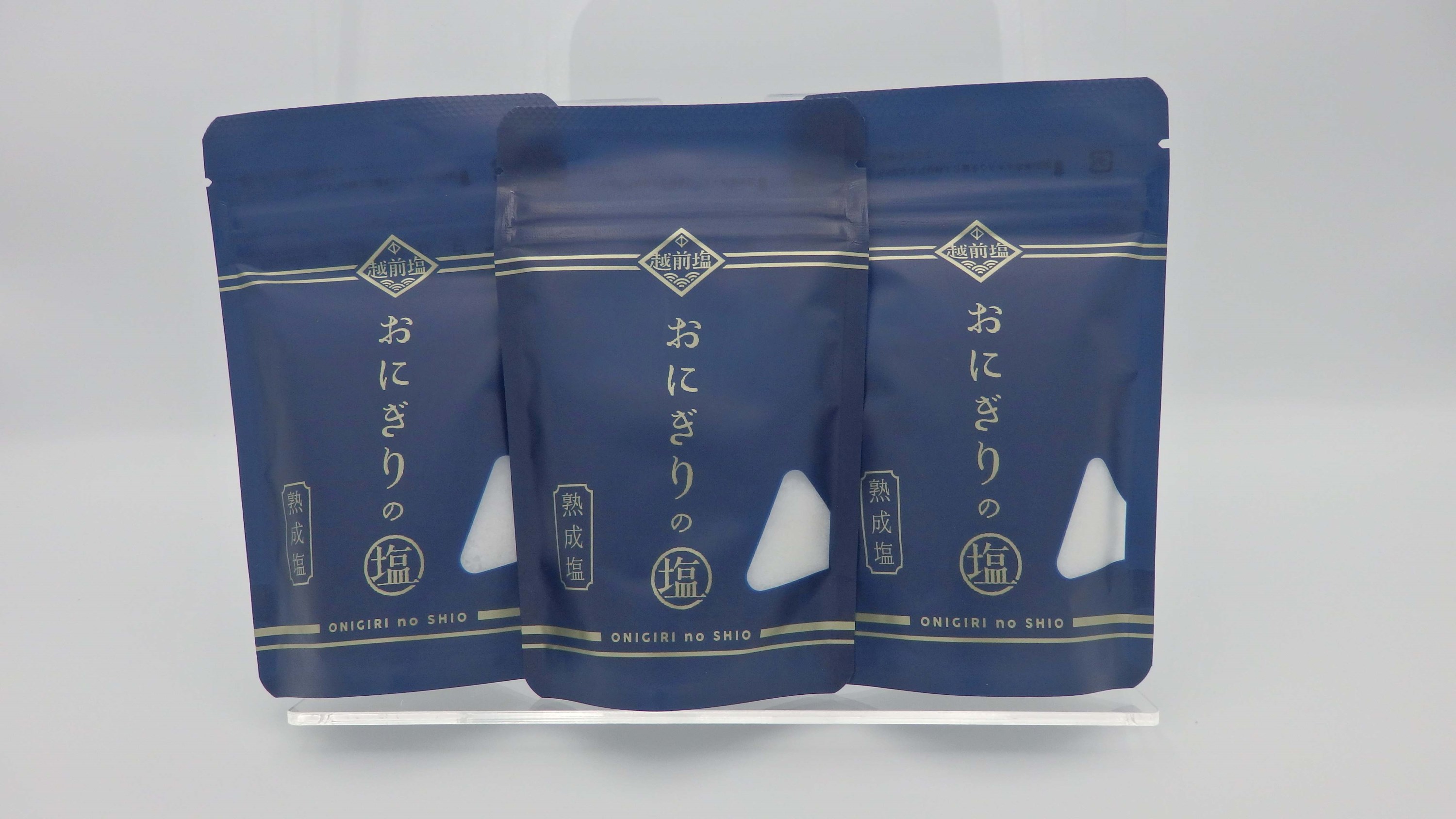 【おにぎりの塩 熟成塩 70g 3袋セット】≪ご注意≫当商品は 70g／袋 を 3袋 まとめた商品です。ミネラル豊富 越前塩 天然塩 完全熟成 熟成塩 天然 健康 血圧 高級塩 食用 料理 ミネラル お徳用 塩 越前 まとめ買いのサムネイル