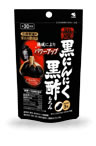 　 名　称 小林製薬の栄養補助食品 熟成　黒にんにく黒酢　もろみ 内容量 42.8g(475mg×90粒、カプセル含む) ※1粒含有量300mg 特　徴 ★熟成により*パワーアップ *パワーアップとは、発酵熟成によりにんにくが黒にんにくとなり、ポリフェノールが増えることです。 ◆青森県産のにんにくのみ使用 ●約30日分 ●1日の目安3粒 ●ソフトカプセル ◆着色料、香料、保存料すべて無添加 ◆食生活は、主食、主菜、副菜を基本に、食事のバランスを。 原材料名 米胚芽油、ゼラチン、発酵黒にんにく、黒酢もろみ、グリセリン、キャンデリラワックス、レシチン(大豆由来)、フィチン酸 栄養成分 及びその 含有量 1粒あたりの含有量 エネルギー…2.6kcal たんぱく質…0.15g 脂質…0.17g 糖質…0.1g 食物繊維…0.024g ナトリウム…0.0096〜0.096mg ポリフェノール…3mg 全成分 表　示 信頼への全成分表示 (製造時、1粒あたりの含有量) 熟成黒にんにく…100.0mg 黒酢もろみ…35.0mg 米胚芽油…145.0mg キャンデリラワックス…14.0mg レシチン(大豆由来)…6.0mg 　　　　　　　　　　　　　　300.0mg カプセル被包材：ゼラチン、グリセリン、フィチン酸 保存方法 直射日光をさけ、湿気の少ない涼しいところに保存してください。 区　分 発酵黒にんにく・黒酢もろみ配合食品/日本製 ご注意 【使用上の注意】 ●小さなお子さまの手の届かないところに置いてください。 ●お子様には与えないでください。 ●妊婦及び授乳中の方はお召し上がりにならないでください。 ●薬を服用あるいは通院中の方はお医者様にご相談の上お召し上がりください。 ●全成分表示をご参照のうえ、食品アレルギーのある方はお召し上がりにならないでください。 ●体質や体調により、まれにかゆみ、発疹、胃部不快感、下痢、便秘などの症状が出る場合があります。その場合は直ちにご使用をおやめください。 ●食品ですので衛生的な取り扱いをお願いします。 ●天然由来の原料を使用しておりますので、まれに色が変化する場合がありますが、品質に異常はありません。 ●カプセル同士がくっつく場合がありますが、品質に異常はありません。 本品記載の使用法・使用上の注意をよくお読みの上ご使用下さい。 販売者 小林製薬株式会社 大阪市中央区道修町4-4-10 お客様 相談室 電話　06-6203-3625 広告文責 株式会社ツルハグループマーチャンダイジングカスタマーセンター　0852-53-0680 JANコード：4987072081488　