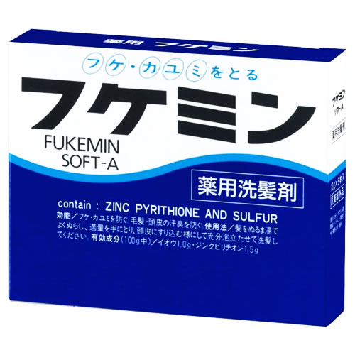 リニューアルに伴いパッケージ・内容等予告なく変更する場合がございます。予めご了承ください。 名　称 フケミン　ソフトA 内容量 10g×5本 特　徴 ◆洗髪してもすぐにまたフケが出る、衣服にフケがついて目立つし、かゆくて気分がすぐれない・・・などの症状でお困りの方におすすめする薬用洗髪剤です。 ◆有効成分のイオウとジンクピリチオンの作用により、フケ・カユミを防ぎます。泡立ち、泡切れがよく、爽やかな香りで洗い上がりが爽快です。 有効成分（100g中）／イオウ 1.0g・ジンクピリチオン 1.5g 効能・効果 ふけ・かゆみを防ぐ。毛髪・頭皮の汗臭を防ぐ。毛髪・頭皮を清浄にする。毛髪・頭皮をすこやかに保つ。 使用方法 ・頭皮、頭髪をぬるま湯で充分ぬらし、適量（本品1本は1〜2回分）を手にとり、頭皮にすり込むようにして充分泡立たせてください。2〜3分以上そのままの状態にしてからていねいに洗い流してください。 ※特にフケのひどい方は、2度洗いしてください。 ※初めの2週間は毎週2回その後は1〜2週間に1回ご使用ください。 成　分 ＜有効成分＞ イオウ、ピリチオン亜鉛水性懸濁液 ＜その他の成分＞ N-ヤシ油脂肪酸アシル-N-カルボキシメトキシエチル-N-カルボキシメチルエチレンジアミン二ナトリウム、グルコン酸ナトリウム、ジステアリン酸ポリエチレングリコール（1）、パラオキシ安息香酸メチル、ヒドロキシプロピルメチルセルロース、モノオレイン酸ポリオキシエチレンソルビタン（20E．O．）、ヤシ油脂肪酸ジエタノールアミド、ラウリル硫酸トリエタノールアミン、黄色4号、黄色5号、酸化亜鉛、精製水、濃グリセリン、香料 区　分 医薬部外品/シャンプー、スカルプケア/日本製 ご注意 ◆本品記載の使用法・使用上の注意をよくお読みの上ご使用下さい。 販売元 株式会社　ダリヤ　名古屋市中区丸の内3-5-24 お問合せ先　お客さま相談室　電話：0120-572152 広告文責 株式会社ツルハグループマーチャンダイジング カスタマーセンター　0852-53-0680 JANコード：4904651103058