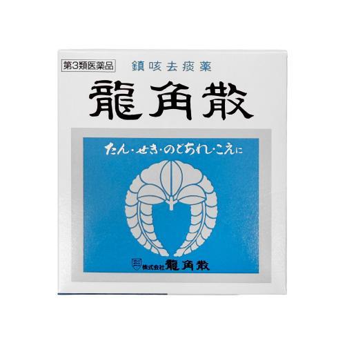 お買い上げいただける個数は3個までです リニューアルに伴いパッケージ・内容等予告なく変更する場合がございます。予めご了承ください。 &nbsp; 商品名称 龍角散 43g りゅうかくさん 内容量 43g 特徴 水なしで服用する微粉末生薬製剤です。微粉末生薬成分がのどの粘膜に直接作用し、のどの繊毛運動を活発にして外敵を追い出します。眠くなる成分は入っていません。のどの粘膜に直接作用し、弱ったのどの繊毛運動を活発にします 効能／効果 せき、たん、のどの炎症による声がれ、のどのあれ、のどの不快感、のどの痛み、のどのはれ 用法／用量 ●付属のさじ（山盛り1杯0.3g）で服用してください ●1日服用回数3-6回 ●1回量 ・大人（15歳以上）1杯 ・11歳以上15歳未満　2/3杯 ・8歳以上11歳未満　1/2杯 ・5歳以上8歳未満　1/3杯 ・3歳以上5歳未満　1/4杯 ・1歳以上3歳未満　1/5杯 ・3ヶ月以上1歳未満　1/10杯 ・3カ月未満　服用しないこと 材質・原材料・成分 キキョウ末、キョウニン、セネガ末、カンゾウ末、炭酸Ca、リン酸水素Ca、炭酸Mg、安息香酸、香料 使用方法 ●付属のさじで1回量を取り、舌の上でゆっくり溶かしながら、のどの方に運んでください。※必ず水なしで服用してください。◆本品記載の使用法・使用上の注意をよくお読みの上ご使用下さい。 区分 第3類医薬品 保管及び取扱い上の注意（免責） (1)使用後は、容器を必ず中ぶたで密栓した上で、外ぶたで封をしてください。（湿気等で品質が変わることがあります。） (2)直射日光の当らない湿気の少ない涼しい所に密栓して保管してください。(3)小児の手の届かない所に保管してください。(4)他の容器に入れ替えないこと。（誤用の原因になったり品質が変わります。） (5)使用期限を過ぎた製品は服用しないでください。 注意事項 相談すること1.次の人は服用前に医師、薬剤師又は登録販売者に相談してください (1)医師の治療を受けている人。 (2)薬などによりアレルギー症状を起こしたことがある人。 (3)高熱の症状のある人。2.服用後、次の症状があらわれた場合は副作用の可能性があるので、直ちに服用を中止し、この説明書を持って医師、薬剤師又は登録販売者に相談してください＜関係部位：症状 ＞・皮ふ：発疹・発赤、かゆみ ・消化器：吐き気・嘔吐、食欲不振 ・精神神経系：めまい 3.5-6日間服用しても症状がよくならない場合は服用を中止し、この説明書を持って医師、薬剤師又は登録販売者に相談してください◆本品記載の使用法・使用上の注意をよくお読みの上ご使用下さい。 お問合せ先 03−3866−1326 広告文責 株式会社ツルハグループマーチャンダイジングカスタマーセンター　047-409-4023 JANコード：4987240210252