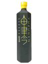 焼酎蔵 京屋酒造の挑戦。「なぜ、今、ジンなのか」 伝統を重んじながらも、常に新たな挑戦を続けてきた京屋酒造が、本格芋焼酎を使用した新感覚の“和製ジン”を発売。 日本独自の並行複発酵という伝統的醸造技術と100℃から低温での蒸留という斬新な蒸留技術で、世界でも最大級の蒸留酒市場であるGINに挑戦し、 本格焼酎製造の技の素晴らしさを世界に知って欲しいという強い思いからつくられています。 和と洋の新たなハーモニーで、九州の南端・日南市 油津から世界を目指しています。 使用したボタニカル ジュニパーベリー、柚子、山椒、生姜、きゅうり、ヘベス、日向夏、コリアンダー、グローブの9種類。 ヨーロッパのジンに想いを馳せ、漆黒のボトルにゆずをイメージさせる「ゆずイエロー」のワックスシールで封をし、京屋酒造の看板商品でもある芋焼酎の「甕雫」と「空と風と大地と」を使い、厳選の9種類のボタニカルを融合させました。 明るい洋の香りと奥ゆかしい和の香りが、それぞれの個性を発揮しながらも見事に融和し、鼻をくすぐります。 紅系甘藷の旨味と、強制的に熱を加えない・奪わない「大甕仕込み製法」が叶える芳醇な味わいが、従来のジンにはない味の奥行きを与えています。 使用したボタニカル商標「油津吟　YUZU　GIN」の由来 京屋酒造のテロワール「油津あぶらつ」を「YUZU」と。吟味して創ったという意味の「吟」を「GIN」（日本人は‘ぎん’と読むが、英語圏の人は‘じん’と読むであろう）とし、「油津吟　YUZU　GIN」と命名しました。おすすめの飲み方は、オンザロックやジントニック。奥深い香りや炭酸の泡とともに繊細に弾ける香りをぜひお楽しみください。　京屋酒造 創業は天保五年（1834年）と言い伝えられ、伝統・伝承を重んじながら焼酎を造ってきました。 焼酎造りとは、自然の恵みを自然の力で人々の生活に活力与えるものを造ることです。 原料にこだわり、大甕にて少量ずつ丹精込めて焼酎を造っております。 甕の持ちます特性と1甕約800リットルという現代では非常に少量の仕込み方法が、外部より強制的に熱を加えない、奪わない自然な醗酵を可能といたしております。 （京屋酒造ホームページより）