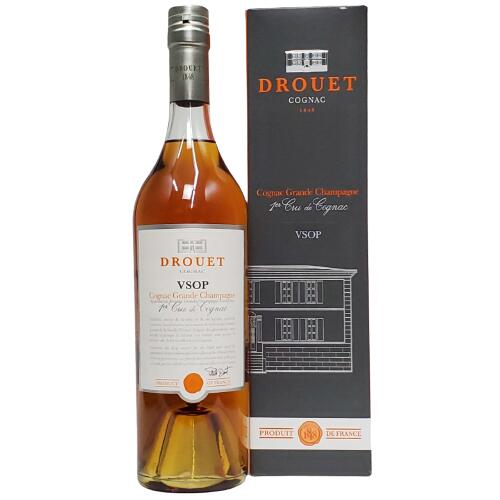 「ドルーエ　VSOP」はVSOPで定められている最低熟成年数よりも長い熟成年数の5年～10年の原酒を使用した風味豊かなコニャックです。 テイスティングコメント 香りは採れたてリンゴのフレッシュなアロマに華やかなバニラ、温かみのあるシナモン、ほんのり香木。 味わいは、フルーティでバニラ、ブラウンシロップが広がり、アンティークウッドのアクセント。 ドルーエ グランド・シャンパーニュ地区セル-アングル村に位置する家族経営のコニャック生産者で、1848年創業。 「プロプリエテール」と呼ばれるブドウ栽培から瓶詰まで全ての工程を自社で行う、生産者の手が行き届くコニャックづくりを行っています。 このコニャックに使用される区画はコニャック地方最高峰といわれる「グランド・シャンパーニュ」のみ。 栽培されているブドウはユニ・ブランで、コロンバールも僅かにつくられています。加糖やカラメルの添加は一切行っていないので、ブドウ本来の風味を楽しめます。　
