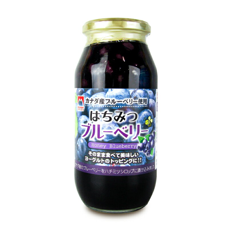 　 BIHOEN はちみつブルーベリー Honey Blueberry カナダ産ブルーベリー使用 そのまま食べて美味しい ヨーグルトのトッピングに！！ カナダ産のブルーベリーをハチミツシロップに漬け込みました。 【お召し上がり方】 ・そのままお召し上がりください。 ・ヨーグルトや手作りケーキのトッピングに ・シロップは冷水や牛乳、豆乳等で薄めてドリンクに 名称 ブルーベリー・シロップづけ 形状 全形 原材料名 ブルーベリー（カナダ）、はちみつ、濃縮レモン果汁／甘味料（スクラロース） 内容量 固形量：230g（内容総量：650g） 賞味期限 製造日より1年 ※実際にお届けする商品の賞味期間は在庫状況により短くなりますので何卒ご了承ください。 保存方法 ・（開封前）直射日光を避け常温で保存 ・（開封後要冷蔵）開封後は冷蔵庫（10℃以下）に保存し、お早めにお召し上がりください。 栄養成分表示（100g当たり） エネルギー：83kcal、たんぱく質：0.3g、脂質：0g、炭水化物：20.4g、食塩相当量：0g 使用上のご注意 ・保存料を使用していませんので、開封後、カビ等が生えることがあります。清潔なスプーン等をご使用いただいた上、冷蔵庫で保存し、出来る限りお早めにお召し上がりください。 ・果実は天産物のため、大きさ、味、色、食感等にバラツキがあります。 ・原材料に、はちみつを使用していますので、1歳未満の乳児には与えないでください。 ・ビンはワレモノです。取り扱いには特にご注意ください。 販売者 株式会社加藤美蜂園本舗 製造者 高畠食品工業株式会社 この商品のお買い得なセットはこちらから 加藤美蜂園本舗のその他の商品はこちらから