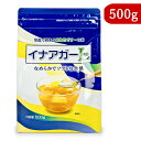 　 常温で固まる植物性ゼリーの素 なめらかでソフトな食感 海藻から作られた寒天を配合した植物性ゼリーの素です。固まる温度は40℃前後ですので、常温で固まります。できあがりのゼリーは透明感があり、夏季の室温でも形がくずれません。 寒天とは違った、ぷるんとなめらかな食感のゼリーを作ることができます。寒天、ゼラチンと比べて、高い透明度と光沢があり、無味無臭なので、素材の風味を損ねません。 ＜使用量のめやす＞ ・小さじ（5ml）すりきり1杯で4gです。 ・小さじ1杯で200—300ml分のゼリーが出来上がります。 ＜基本的な使い方＞ (1) イナアガーLと砂糖を水気のない容器の中で良く混ぜあわせます。 (2) 水の中へダマにならないようにかきまぜながら少しずつ入れます。 (3) 火にかけて煮溶かし、沸騰したら、さらに1分ほどかき混ぜて火を止めます。 (4) 果汁などを加え、カップや型に流し固めます。 ※溶かし方の注意 砂糖を使用しない場合は、だまになりやすので水の中にイナアガーLを少量ずつ加え、泡立て器でていねいにかき混ぜます。 ※画像はイメージです ■名称 粉末ゼリーの素 ■原材料名 ぶどう糖（国内製造）、寒天／ゲル化剤（増粘多糖類） ■内容量 500g ■賞味期限 製造日より1年 ※実際にお届けする商品の賞味期間は在庫状況により短くなりますので何卒ご了承ください。 ■栄養成分表示（100g 当たり） エネルギー：343kcal、たんぱく質：0.1g、脂質：0g、炭水化物：91.4g、食塩相当量：0.6-1.2g ■保存方法 直射日光・高温多湿の場所を避け、常温で保存してください。 ■使用上のご注意 ・果物など酸味のあるものは、火を止めてから加えてください。一緒に煮立てると固まらなくなることがあります。 ・40°C前後で固まります。「イナアガーL」を煮溶かす水分量よりも加える果汁や牛乳の量が多い場合は、人肌に温めてから加えてください。 ・ヨーグルト、乳酸菌飲料を加えると固まらなくなります。 ・開封後は、湿らないようにチャックを閉めて保存してください。 ■製造者 伊那食品工業株式会社 ■関連キーワード アガー 冷菓 ゼリー スイーツ 凝固剤 製菓材料 チャック袋 植物性ゼリーの素 パウダー 粉 かんてんぱぱ&nbsp;かんてんパパ 粉末 この商品のお買い得なセットはこちらから その他おススメの商品はこちらから 伊那食品のその他の商品はこちらから