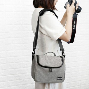 カメラバッグ｜コンパクトでおしゃれ！持ち運びしやすい小型バッグのおすすめは？