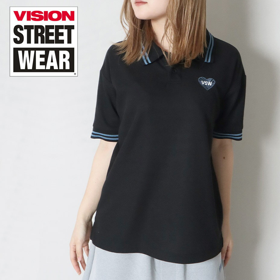 アイテム説明 HT waffle Polo Shirt / ハートワッフルポロシャツ ワンポイント刺繍がアクセントになるワッフル素材のポロシャツ ●ハートゲーターのワンポイント刺繍を胸元にデザイン ●凹凸感のあるワッフル生地で、肌に張り付きにくく快適な着心地 ●胸の刺繍と衿のリブラインを合わせた、統一感のある配色デザイン ●夏の“制服コーデ”にも取り入れやすいシンプルな1枚 ●暑い季節でもさらっと着やすい、軽やかな着用感 基本情報 ブランド VISION STREET WEAR - ヴィジョンストリートウェア - カリフォルニア南部・オレンジカウンティ発のストリートウェアの元祖としても知られるブランド。 80年代にはスケートボードと音楽カルチャーをミックスさせ、独自のスタイルを築き上げた。 カラー展開 Black サイズ展開 M / L / LL サイズ / 着丈 / 身幅 / 肩幅 / そで丈 M / 62cm / 52cm / 49cm / 18cm L / 65cm / 55cm / 52cm / 19cm LL / 68cm / 58cm / 55cm / 20cm モデル着用サイズ：Mサイズ(身長153cm) ※多少の誤差がございます。 素材 本体：ポリエステル100％ リブ：ポリエステル99％ / ポリウレタン1％ 生産国 中国 備考 ▽お使いのモニターの環境により実物の商品と見た目の色に多少違いがある場合がございます。 ▽商品によっては箱が無い場合が御座いますので予めご了承下さい。 ▽万が一在庫切れや入荷待ちとなる場合は別途メールにてご連絡いたします。 ▽摩擦(特に汗や雨で濡れた状態)で他のものに色移りする場合がございますのでご注意ください。 ▽クリーニング前に必ず商品のタグで品質表示をご確認してください。