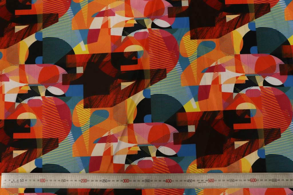 ■価格は10cmあたりの価格です 50cmの場合→『5』 150cmの場合→『15』とご記入、ご注文下さい。 カット後の返品はできませんので必ずこちらからサンプルにて生地の風合い・柄・色の確認をお願いします。 スチームアイロンは色移りの可能性があるため使用しないでください。 乾式アイロンは110℃までとなります。 生地見本帳はこちら 素材 縦糸：ポリエステル 横糸：ポリエステル 堅牢度試験済み：汗(4〜5級)、乾摩擦(4〜5級)、湿摩擦(縦4〜5級、横4級) サイズ 生地幅120cm 生産地 プリント加工：日本製 デザイン：ヨーロッパ 特徴 イタリア・ドイツのデザインを日本でプリントしたプリント裏地です。生地は薄く通気性も良く、発色、風合いも良い生地で ヨーロッパ独特の色鮮さと、独特なデザインが特徴です。ジャケット、スーツ等 紳士物、婦人物を問わず幅広くお使いいただけます。 一般的な紳士物の用尺 仕様／生地幅 70cm幅 100cm幅 120cm幅 背抜 2m 1.8m 1.5m 背抜(袖共) 2.5m 2.3m 2m 総裏 2m 2m 2m 総裏(袖共) 3m 2.5m 2.5m コート(膝下) 4m 3.6m 3.5m ※ダブルの場合+50cm目安、その他大きさにより前後いたします。 ※袖共とは、裏地で袖裏を使用する場合です。 ※目安ですので用尺が不明な場合は、テーラー様や仕立てられる方へお問い合わせください。 一般的な婦人物の用尺 仕様／生地幅 70cm幅 100cm幅 120cm幅 ジャケット 2.5m 2m 1.8m コート(膝下ロング) 4m 3.4m 3.2m ※ダブルの場合+30cm目安、その他大きさにより前後いたします。 ※胴裏、袖裏両方が含まれております。 ※目安ですので用尺が不明な場合は、仕立てられる方へお問い合わせください。花柄裏地、鮮やかプリント裏地、スーツ用プリント裏地、派手な裏地、プリント裏地、チェック裏地、グレンチェック柄裏地