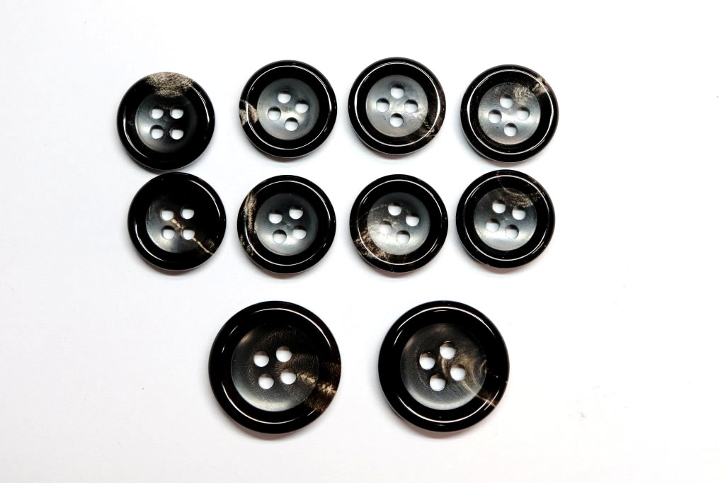 【送料無料】水牛スーツボタンセットK-150(COLOR.8黒白筋)ブラック 20mm2個15mm8個 セット老舗テーラー御用達スーツボタン専門店の高級ボタン