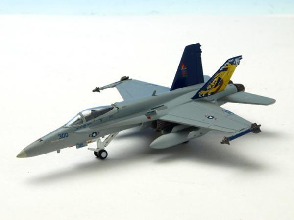 【送料無料】7570　F/A-18C ホーネット アメリカ海軍 VFA-192 NF300 CAG  ...