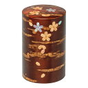 スタンダードな茶筒「総皮茶筒　無地皮」に、桜の花びらが散る情景を桜皮とラデンの装飾で表現した茶筒。日々、手沢によって光沢が増し、使い込むほどに落ち着いた色味に変化していきます。サイズ直径8.3cm、高さ12cm個装サイズ：10×32×24cm重量260g個装重量：420g素材・材質桜皮、天然木（研磨仕上げ）生産国日本広告文責:三山木子有限会社Tel 06-6345-7927天然木を使用した茶筒。・手作業が多い為、お届けまでに時間がかかる場合もございます。・自然素材を使用しているため、ひとつひとつ節模様のつき方が異なります。予めご了承ください。スタンダードな茶筒「総皮茶筒　無地皮」に、桜の花びらが散る情景を桜皮とラデンの装飾で表現した茶筒。日々、手沢によって光沢が増し、使い込むほどに落ち着いた色味に変化していきます。fk094igrjs