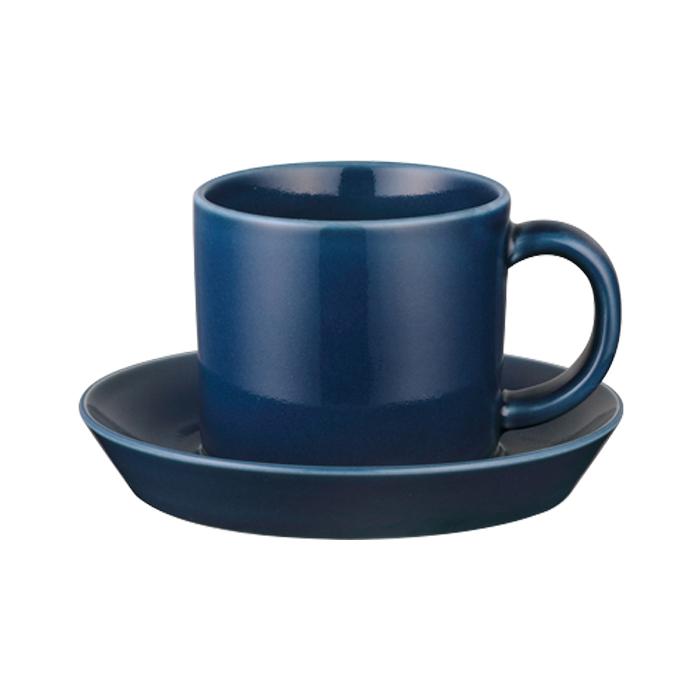 デミタスコーヒー用の小さいコーヒーカップとソーサーのセットです。ソーサーは一般的なソーサーよりも分厚く、持ちやすい設計です。少量飲みたい方にもおすすめのサイズです。※重さは一つ一つ個体差があるため、目安としてご参考にご覧ください。※一つ一つ手作業で行っているため、色ムラ・形が微妙に異なる場合がございます。サイズ【カップ】8×6×5.4cm、【ソーサー】11×11×1.8cm個装サイズ：11×11×7cm重量205g個装重量：24g素材・材質磁器仕様カップ容量:100ml※満水の状態食器洗浄機使用可電子レンジ使用可オーブン使用不可生産国日本広告文責:三山木子有限会社Tel 06-6345-7927fk094igrjs