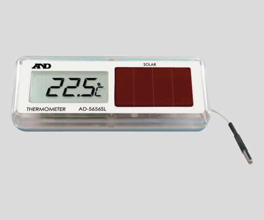 ●精度：±1.0℃（-20.0〜40.0℃）、±2.0℃（-40.0〜-20.1℃、40.1〜70.0℃）、±3.0℃（70.1〜99.9℃）●材質：本体/PC（ポリカーボネート）・ABS樹脂、ケーブル/PU（ポリウレタン）●温度センサー：サーミスタ・ケーブル長/約1m、センサー外径/φ3×25mm●電源：ソーラー電池（約100lx以上）●防水性：IP67相当●サイズ：104×15×41mm●重量：約54g●温度表示範囲（℃）：-40.0〜+99.9●分解能（℃）：0.1●校正ポイントは、25℃、80℃2 ●広告文責：株式会社コール・ミー　03-3533-9699 ●医療機具登録番号 ●商品品番 aso 1-8826-11-20 ●JAN 4589638287299 ●メーカー型番 AD-5656SL★事業者向け商品です。研究 実験 測定 検査 実験設備 保管 ライフサイエンス 分析 容器 コンテナー 実験器具 材料 備品 滅菌 清掃 安全保護用品 クリーン環境関連機器 ナビス　navis アズワン asone axel　介護　病院　クリニック　診療所　グループホーム　訪問看護　訪問介助　居宅 インボイス対応 適格請求書発行事業者 ★お見積りはこちらから★★月島堂はインボイス対応済！インボイスのご請求書、領収書をご発行可能です。★業界最安値に挑戦！専門店ならではの納得価格。★創業25年の信頼と実績！★多くのお客様に選ばれ、累積受注件数35000件突破！★月島堂は90％以上のお客様にご納得いただいております。★お気軽にお見積もりご依頼下さい★お見積りはこちらから★