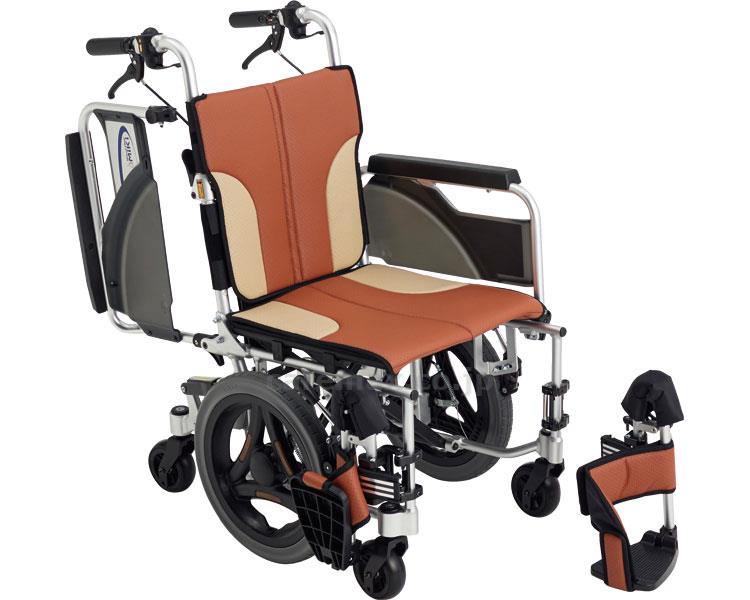 【病院専用商品】 ● 介助型車いす　SKT-600 座幅40　ブラウン●メーカー名 ミキ●商品説明 ・抜群の小回り！コンパクト6輪車いす。廊下の角などの狭い住居内もスイスイ。・手押しハンドルを内側にたためて、全長80.5cm（回転手押しハンドルをたたんだ状態）と非常にコンパクト！狭いスペースでも回転・曲がることができ、部屋と廊下の境目の約2〜3cmの段差も前輪を持ち上げて ヒョイッ と乗り越えられます。・足こぎにも便利な低座面仕様です。●商品仕様 ●サイズ／全幅49×全長90×全高86.5cm、座面：幅40×奥行38cm、前座高：40cm●車輪サイズ／前輪4×中輪14×後輪4インチ●重さ／17.5kg●最大使用者体重／100kg●JAN 4536697115643● 歩行関連　車いす 介助式介護　病院　クリニック　診療所　グループホーム　訪問看護　訪問介助　介助　居宅　施設　福祉　インボイス対応　適格請求書 ★お見積りはこちらから★★月島堂はインボイス対応済！インボイスのご請求書、領収書をご発行可能です。★業界最安値に挑戦！専門店ならではの納得価格。★創業25年の信頼と実績！★多くのお客様に選ばれ、累積受注件数35000件突破！★月島堂は90％以上のお客様にご納得いただいております。★お気軽にお見積もりご依頼下さい★お見積りはこちらから★