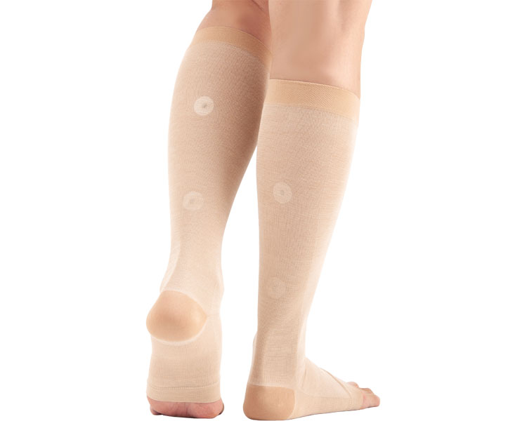 【病院専用商品】 ● 磁気サポーターふくらはぎ用こりとるん AP-432111　L　2枚入●メーカー名 アルファックス●商品説明 ・気の力+着圧のダブル効果でふくらはぎスッキリ。・磁気治療器と着圧ソックスを兼ね備えた磁気付き医療用サポーター。・合計4個の磁石がふくらはぎの血行促進・コリを解消しダルさや疲れを和らげます。・足裏からふくらはぎにかけての程よい着圧で履くだけで足もスッキリ。・シルク混でムレやすい季節も快適で通年使えます。・よく歩かれる方、立ち仕事の多い方、足のツリでお悩みの方にオススメします。・薄手素材でアウターにもひびきにくく幅広いシーンでお使いいただけます。・ほどよい着圧で足スッキリ。オールシーズン対応。・薄手素材で目●商品仕様 ●適応サイズ（ふくらはぎ周り）／M:約30〜38cm、L:約34〜42cm●素材／ナイロン、絹、ポリウレタン●生産国／日本●管理医療機器認証番号／220AIBZX00089000●150●JAN 4528870432111● 衣類　サポーター 膝・足・足首・かかと介護　病院　クリニック　診療所　グループホーム　訪問看護　訪問介助　介助　居宅　施設　福祉　インボイス対応　適格請求書 ★お見積りはこちらから★ kt更新日 2025/11/13★月島堂はインボイス対応済！インボイスのご請求書、領収書をご発行可能です。★業界最安値に挑戦！専門店ならではの納得価格。★創業25年の信頼と実績！★多くのお客様に選ばれ、累積受注件数35000件突破！★月島堂は90％以上のお客様にご納得いただいております。★お気軽にお見積もりご依頼下さい★お見積りはこちらから★