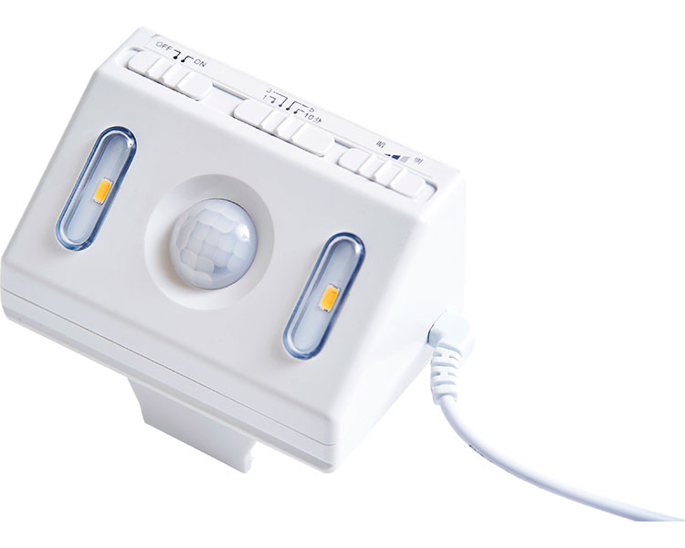 ★ポイント最大16倍★【全国配送可】-人感センサー付フットライト PL02-5VL プラッツ　JAN 4539940083720..