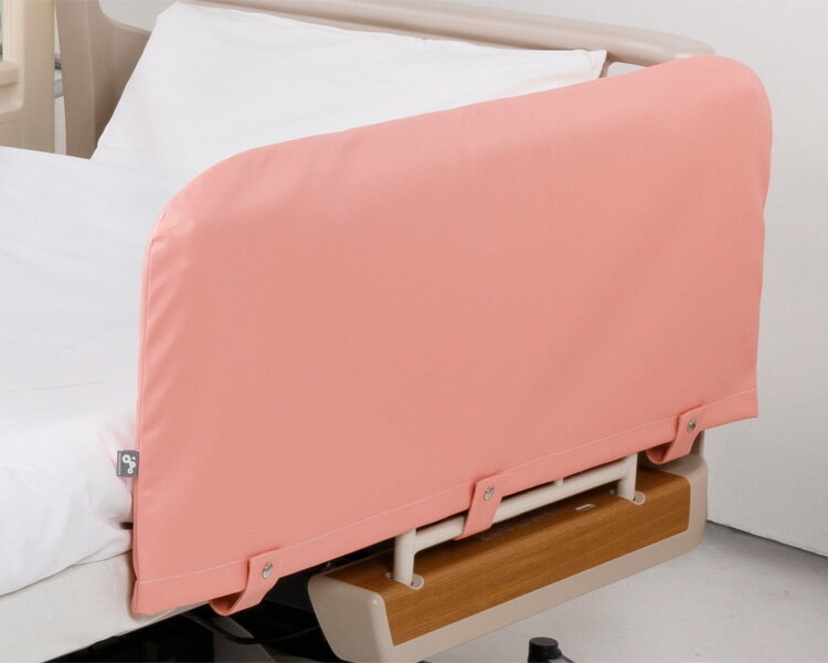 【病院専用商品】 ● サイドレールクッションカバー(片面) 0100　ブラウン　Lサイズ●メーカー名 特殊衣料●商品説明 ・片面（内側のみ）クッション入りで体がぶつかっても安心（耐薬品性の表地使用）。・腕や足をぶつけても痛くないよう高いクッション性を持つ素材を使用しています。・ボタンで簡単に取り付けができます。※取付可能なサイドレールについては、内寸をご参照ください。●商品仕様 ●サイズ／M：幅85×高さ40×厚さ（内側）約2cm、L：幅97×高さ40×厚さ（内側）約2cm●材質／表地：ポリ塩化ビニール100％、中材：（フュージョン）ナイロン74％・ポリエステル26％（V-Lap）ポリエステル100％●生産国／日本●防汚加工、難燃加工●JAN 4521573014820● ベッド関連　ベッドオプション その他(ベッドオプション)介護　病院　クリニック　診療所　グループホーム　訪問看護　訪問介助　介助　居宅　施設　福祉　インボイス対応　適格請求書 ★お見積りはこちらから★ kt更新日 2025/10/16★月島堂はインボイス対応済！インボイスのご請求書、領収書をご発行可能です。★業界最安値に挑戦！専門店ならではの納得価格。★創業25年の信頼と実績！★多くのお客様に選ばれ、累積受注件数35000件突破！★月島堂は90％以上のお客様にご納得いただいております。★お気軽にお見積もりご依頼下さい★お見積りはこちらから★