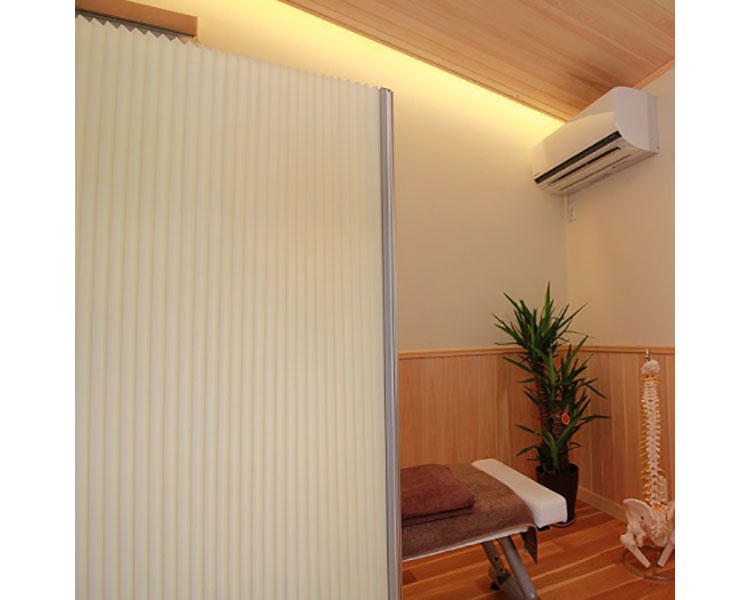 ★ポイント最大16倍★【全国配送可】-消臭・防炎・伸縮プリーツパーテーション L7050　アイボリー　ショート丈 フルネス　JAN 4903220970503 kt493774 取寄品 医療・施設 施設用備品 パーテーション-【介護福祉用具】