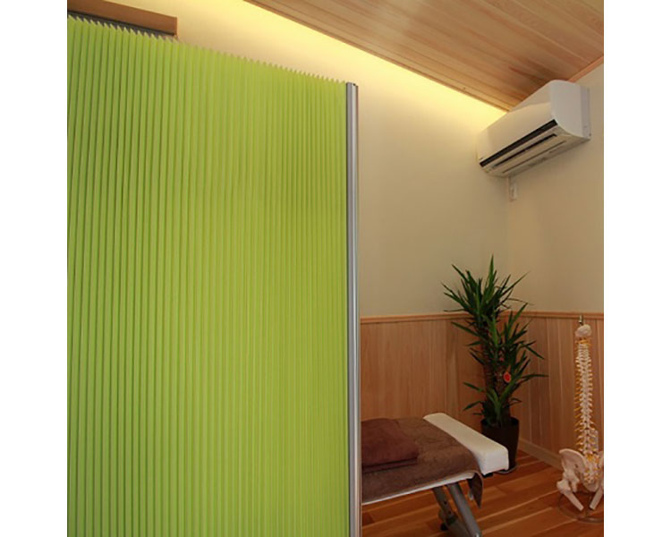 ★ポイント最大16倍★【全国配送可】-消臭・防炎・伸縮プリーツパーテーション L7080　グリーン　ロング丈 フルネス　JAN 4903220970800 kt493867 取寄品 医療・施設 施設用備品 パーテーション-【介護福祉用具】