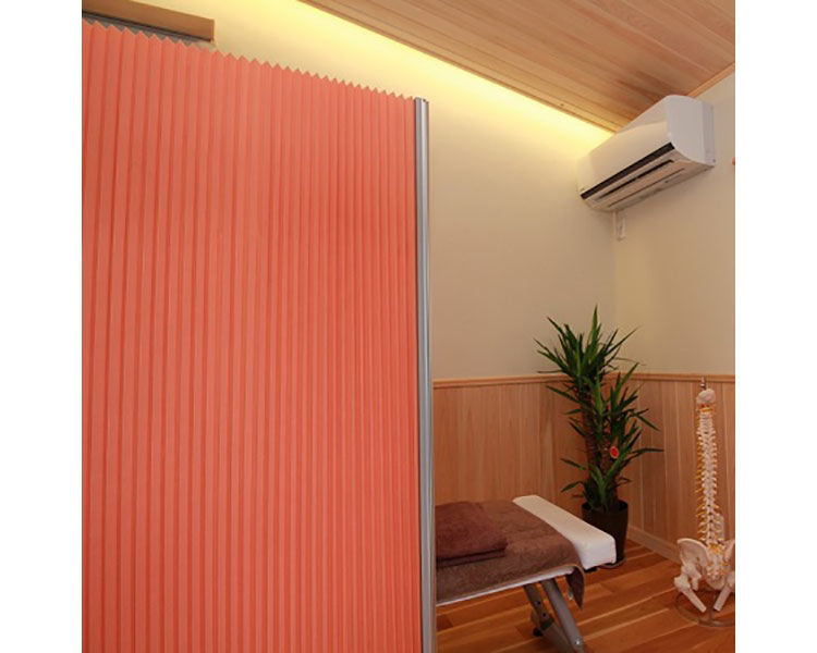 ★ポイント最大16倍★【全国配送可】-消臭・防炎・伸縮プリーツパーテーション L7084　オレンジ　ロング丈 フルネス　JAN 4903220970848 kt493871 取寄品 医療・施設 施設用備品 パーテーション-【介護福祉用具】