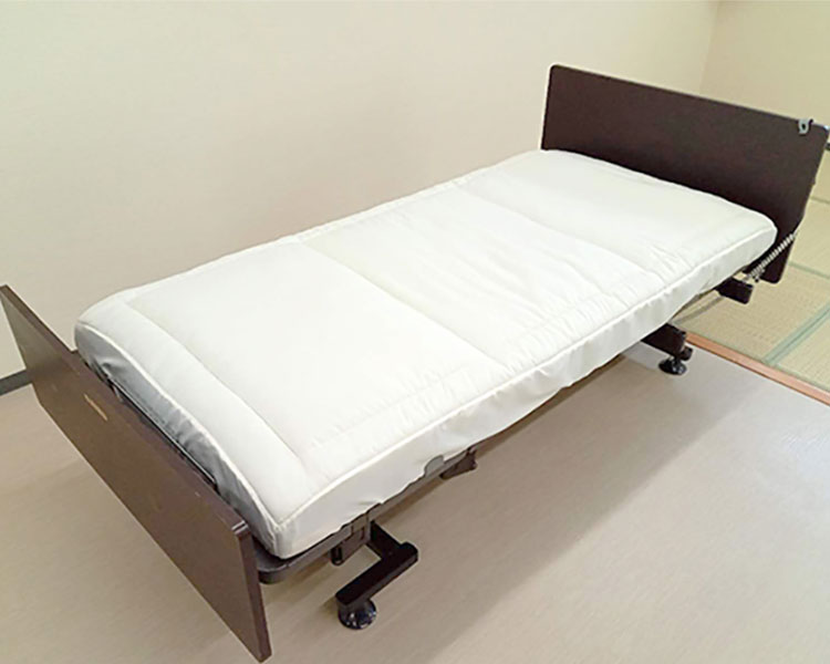 【病院専用商品】 ● 介護ベット用ズレない敷布団 AKH-262760　アイボリー●メーカー名 赤堀●商品説明 ・お客様のご要望に応えて、介護ベットサイズ用の敷布団。・介護ベットに合わせたサイズなので、ベットから敷布団がはみ出ることなく、手足の巻き込み事故が軽減されます。・乗り降りの際に敷布団がズレないように敷布団にワンタッチシーツが縫い込まれているので、マットレスに固定ができます。・敷布団は3層構造でしっかりとした布団の感触になりますが、一般的な敷布団より綿量を減らしているため、マットレスにセットしてもマットレスの機能も損ない難い。・腰部分に縫込みがあり、電動ベットでリクライニングさせた際に、シワが寄り難い。※一●商品仕様 ●サイズ／横幅約91×長さ約191×マチ25cm●重さ／約2.6kg●材質／ポリエステル100％●生産国／中国●4●JAN 4546013262760● ベッド関連　ベッドオプション その他(ベッドオプション)介護　病院　クリニック　診療所　グループホーム　訪問看護　訪問介助　介助　居宅　施設　福祉　インボイス対応　適格請求書 ★お見積りはこちらから★ kt更新日 2025/10/16★月島堂はインボイス対応済！インボイスのご請求書、領収書をご発行可能です。★業界最安値に挑戦！専門店ならではの納得価格。★創業25年の信頼と実績！★多くのお客様に選ばれ、累積受注件数35000件突破！★月島堂は90％以上のお客様にご納得いただいております。★お気軽にお見積もりご依頼下さい★お見積りはこちらから★