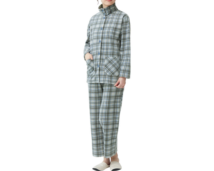 【病院専用商品】 ● 軽くてあったかフリースパジャマ 051911502　ブルー系　M●メーカー名 セルヴァン●商品説明 ・首元あったかフリースパジャマ。・ゆったり楽ちんで毎日着たくなる♪・釦を留めると首がとっても暖か！・軽くてとってもあったかい！高めの衿で首元をしっかりカバーします。・温もりの両面起毛フリース素材。優しい肌触りが心地いい♪・釦を開けると衿付きパジャマに。・股上が深くゆったりライン。・携帯もすっぽり入る大き目ポケット♪・ウエストゴム交換口付き。・大き目の釦でとめやすい。●商品仕様 ●サイズ／（バスト）M：79〜87cm・L：86〜94cm・LL：93〜101cm、（ウエスト）M：64〜70cm・L：69〜77cm・LL：77〜85cm●素材／ポリエステル100％●生産国／中国/20●JAN 4985697265283● 衣類　ねまき パジャマ介護　病院　クリニック　診療所　グループホーム　訪問看護　訪問介助　介助　居宅　施設　福祉　インボイス対応　適格請求書 介護事業所等に対するサービス継続支援事業（補助金） ★お見積りはこちらから★ kt更新日 2026/08/18★月島堂はインボイス対応済！インボイスのご請求書、領収書をご発行可能です。★業界最安値に挑戦！専門店ならではの納得価格。★創業25年の信頼と実績！★多くのお客様に選ばれ、累積受注件数35000件突破！★月島堂は90％以上のお客様にご納得いただいております。★お気軽にお見積もりご依頼下さい★お見積りはこちらから★