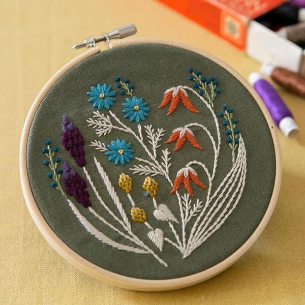 マカベアリスさんの刺しゅうキット 野の花の刺繍フレーム カーキ 刺繍キット ボタニカル 植物 動物 鳥 ハンドメイド