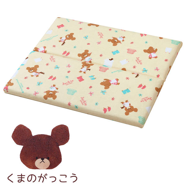 ■商品サイズ（約）：245×295×14mm (使用時)　　　　　　　　　　122×295×30mm (折畳時)■パッケージサイズ（約）：122×295×30mm■材質：綿100％ (表生地)　　　　雑混紡 (中フェルト)、　　　　紙 (裏)　　　　木製チップ圧縮ボード (板)■生産国：日本キーワード/さいほう用具 ソーイング 手芸道具 裁縫道具 アイロン台 くまのがっこう アイロンだい 折り畳み コンパクト