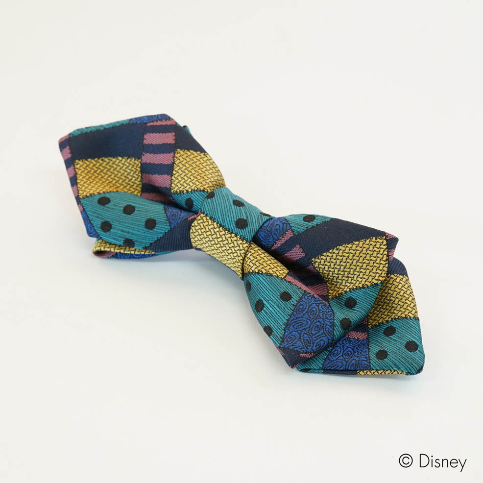 ☆Disney Character Design Bowtie☆ ナイトメア―の世界観がたっぷり詰め込まれた、サリーのパッチワーク柄の蝶ネクタイ。 特徴はなんと言っても、クリップ式で簡単に脱着ができること。 シャツの第一ボタンの少し下側をク...