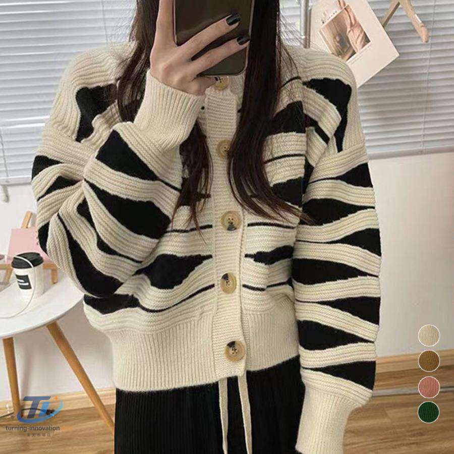 素材：ポリエステル75%+アクリル25% カラー：アイボリー/ブラウン/グリーン/ピンク サイズ：ワンサイズ 着丈:約52cm 肩幅:約58cm 袖丈:約50cm ゆき:約79cm 身幅:約55cm 胸囲:約110-130cm 裏地：なし 伸縮性：あり 透け感：なし 生産国：中国 カジュアル ニットセーター 前開き ニットス おしゃれ 開襟 ニット羽織り アウター バイカラー 韓国ファッション 裾や袖口リブ入りで丸みのあるシルエットをつくれるバイカラーニットカーディガン ドロップショルダーデザインで一気に肩の力が抜けた印象に ライトアウターとしてさらっと羽織ったり、ボタンを閉じてプルオーバーとしても着用いただける メーカー希望小売価格はメーカーサイトに基づいて掲載しています