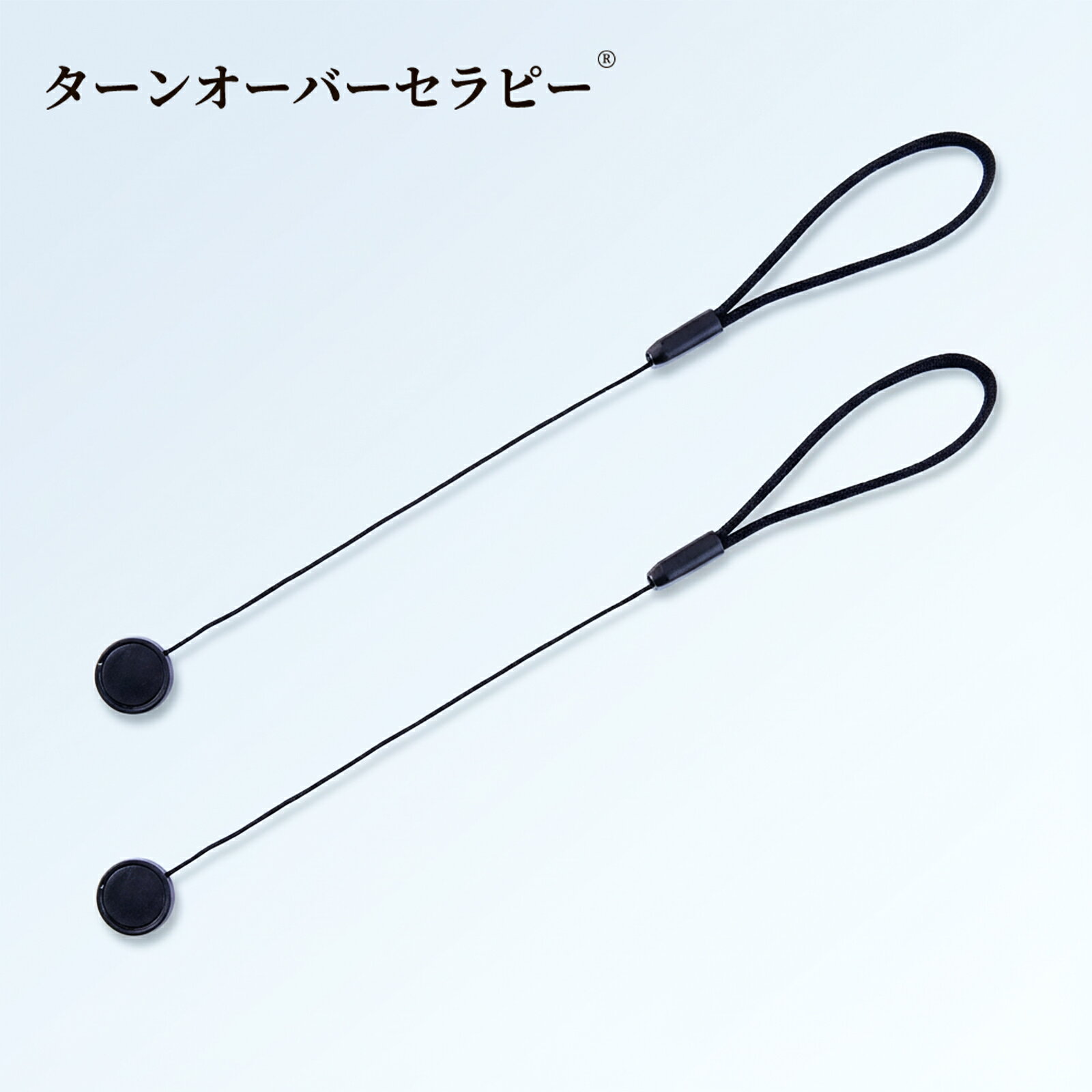 カメラレンズに吊り下げて、レンズキャップの置き忘れや紛失を防止します。 ボタン裏が両面テープになっておりますので、レンズキャップ表面の平ら部分に貼り付けてご使用ください。 ストラップはゴム素材なので、レンズ周囲にフィットします。 サイズ＿全体約21cm ストラップ約8cm ひも約12cm前後（紐部分に多少の短長がございます。多少の誤差はご了承ください）