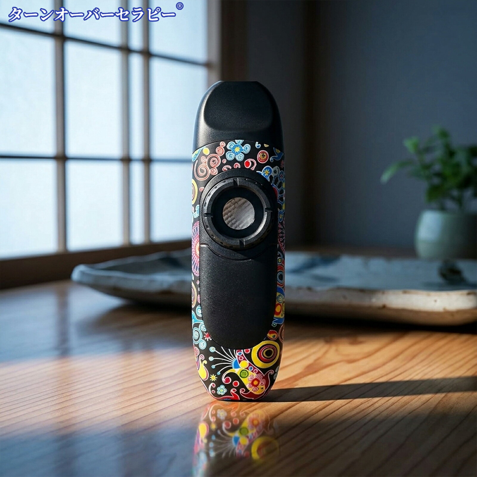 鮮やかで楽しいデザイン、細部までこだわったカラフルで遊び心のあるデザインが特長。音楽の時間をもっと楽しく演出し、子どもから大人まで自然と手に取りたくなる一本です。パーティーや集まりでは、会話のきっかけにもなります。Kazooはどなたにも! - Kazooはシンプルな楽器で、非常に簡単に演奏できます。 ハム、吹かないで、好きな音楽を作ることができます。 カズーの砲塔をハミングすると、バズ音が出ます。カズーはウクレレ、ギター、ピアノなどの楽器と組み合わせて使用できます。調整可能な振動膜で 音色を自由にカスタマイズ-振動膜を収納するタレット部分は簡単に回して開閉可能。振動膜の交換や微調整ができ、吹き方や好みに合わせて音の響きを変えられます。シンプルながら、音作りを楽しめるプロ仕様カズーです。軽量＆持ち運びやすい設計-高品質ABS素材を採用し、軽くて丈夫。ネックストラップ付きで首から下げたり、バッグに取り付けたりできます。さらに巾着タイプの収納ポーチが付属し、外出先でも安心して持ち運べます。カズー本体に加え、振動膜 5枚付、わかりやすい説明書、収納ポーチ、ギフトボックスを同梱。あらゆる年齢の方に最適なギフト - 子供、大人、男性または女性、すべてが人生を楽しむに値します。 誕生日、クリスマス、お祝いや思い出の時に。 愛する人のために!国際製品には個別の条件があり、海外から販売されており、フィット感、年齢評価、製品の言語、ラベル、説明書など、現地の製品とは異なる場合があります。