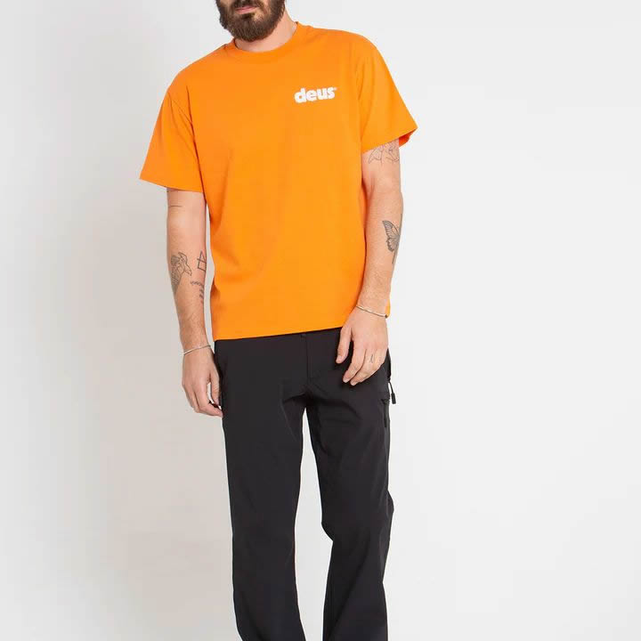 [正規品 無料ラッピング可] DEUS EX MACHINA ( デウスエクスマキナ ) / 半袖 速乾Tシャツ / BASE TEE - ORANGE OCHRE / DMS221656B / メンズ / メンズ サーフブランド サックスブルー