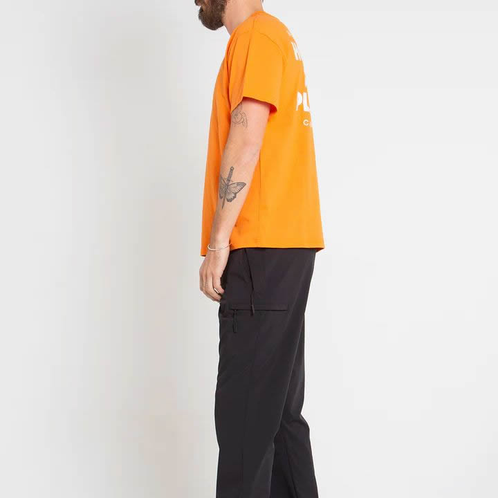 [正規品 無料ラッピング可] DEUS EX MACHINA ( デウスエクスマキナ ) / 半袖 速乾Tシャツ / BASE TEE - ORANGE OCHRE / DMS221656B / メンズ / メンズ サーフブランド サックスブルー