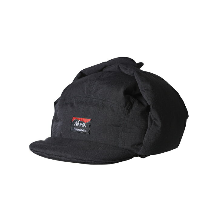 【 NANGA X LIBERAIDERS TAKIBI RIPSTOP DOWN CAP 】 NANGAが開発した、タキビリップストップ素材のダウンイヤーフラップキャップ 本体にダウンを封入し、冬季の寒さから頭を守ってくれます。 フロントにはNanga x Liberaidersのコラボロゴワッペンが入ります。 ウィンターシーズンのアクティビティやキャンプなどのシーンで使いやすくシンプルなデザイン。 センターバックのゴムスピンドル＋アジャスターでサイズ感の調整が可能です。 フラップはスナップボタンで留める仕様となっています。 *こちらの素材は独自開発した難燃素材であり、不燃素材ではありませんので、長時間の火の粉の付着などに十分気をつけて焚き火やキャンプファイヤーなどをお楽しみ下さい。 ■サイズ O/S ■素材 96％ POLYESTER / 4％ ARAMID 【Liberaiders】 Liberate × Raiders = Liberaiders Military, Travelling, Rockn Roll, Photography Liberaidersはミッションを持って生まれたブランドである。 アジアのみならず今の世界に照準を合わせた日本発信のブランド。 オリジナル・ストリートウエアのスピリットを継承しながらも、 ネクストレベルを目指したリアルなストリート・ファッション。 スタイルこそストリートでも、ハイエンド、アウトドアのアパレルの 最新の技術と最高のクオリティを落とし込んだアイテム。 Liberaidersのテーマは多岐にわたる。 ミリタリー、トラベル、ロックンロール、フォトグラフィー。 ディレクターのMei Yongは、北京で生まれ育ち、10代後半から日本に住み、 世界中を旅してきた。90年代のオリジナル・ストリートウエアを始めとする、 数々のインターナショナル・ブランドとのクリエイションに携わり、 ライフワークであるカメラを手に 写真を撮り続けてきた。 彼のライフのBGMはもちろんロックンロールである。 Liberate＝解放　Raiders＝侵略 ブランド名は二つの相反する言葉から生まれたものだ。 今の世の中は混乱している。メディアに支配され、目的を見失った人々。 そんな時代だからこそ、メディアやハイプを信用せず、自ら旅に出て、 自分の道を歩いて世界を認識していくことが重要なのだ。 既成概念やカテゴライズといったもの。 そこを超えた新たなる価値観の創造…… それがLiberaidersのミッションである。