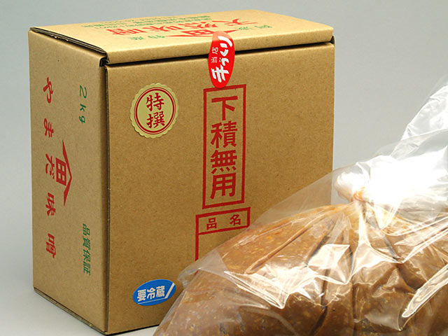 商品情報 名称 天然味噌『特撰』原材料 大豆　（北海道産とよまさり）米　　（徳島県産コシヒカリ）塩内容量 2Kg保存方法 10℃以下の冷蔵庫で保存賞味期限 パッケージに記載有り製造販売者 山田鶴亀本店徳島県阿南市桑野町中野139-1天然味噌『特撰』 徳島県の山間のきれいな谷川の水で育てられた米と、北海道産大豆を更に吟味して作った、阿波特産の糀歩合が多いく、上品な甘みと豊かな香りの無添加の天然醸造味噌です。 2