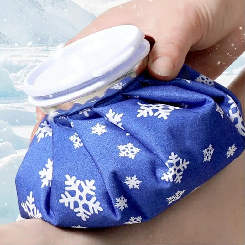 【商品説明】一年中使える、冷たくも温かくも対応できる布製バッグです。氷や冷水を入れればひんやりクールダウンに、ぬるま湯を入れればじんわり温めケアに。季節やシーンに合わせて、幅広く活用できます。商品の特長外側は柔らかい布製で肌に優しく、内側は PVC 防水加工で水漏れをしっかり防ぎます。結露しにくく、衣服や持ち物を濡らす心配が少ない設計です。使わない時は折りたたんでコンパクトに収納可能。カバンにも入れやすく、持ち運びにも便利です。爽やかなスノープリント柄で、見た目も涼しげで夏にもぴったりです。サイズのご案内使い方に合わせて 3 つのサイズからお選びいただけます。S サイズ：直径約 15.5cm、容量約 500ml。手首や指先など細かい部位のケアや、携帯用にぴったりです。M サイズ：直径約 22cm、容量約 1200ml。肘や膝、肩まわりなど、一般的な部位のケアにおすすめです。L サイズ：直径約 27cm、容量約 2000ml。腰や太もも、背中など、広範囲のケアに対応できます。使い方クールダウンに：氷や冷水を袋の 8 割程度まで入れ、空気を抜いてキャップをしっかり閉め、お好みの箇所に当ててください。温めケアに：40前後のぬるま湯を入れ、同様にご使用ください。ご使用上の注意熱すぎるお湯の使用はお控えください。長時間同じ箇所に当てることはお控えいただき、必要に応じてタオル等で包んでご使用ください。冷凍庫で長時間保管すると破損の原因になるため、お控えください。