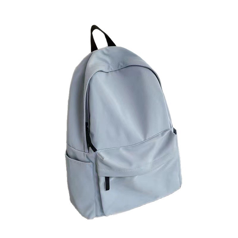 素材：ポリエステル、撥水加工。本体サイズ：約H42×W29×D13cm。重量：約0.33kg。装飾の少ないベーシックなリュック。シンプルだから長く使えます。軽量で肩の負担が少なく、学生の通学、通勤、お出かけに適しています。撥水生地で小雨程度なら安心。フロントポケット、サイドポケット付き。.