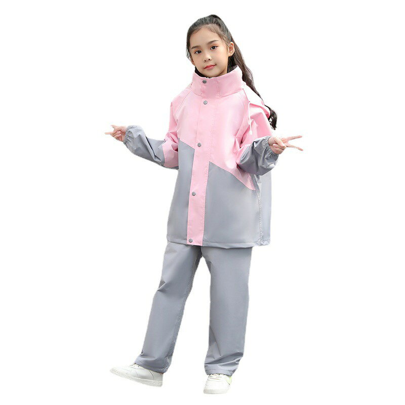 【素材】撥水ポリエステル生地【サイズ】XL‑5XL、子供身長 130‑165cm 対応【仕様】リュックを背負っても着用可能、フード調整紐付きお子様の通学に最適な上下レインセット。リュックを背負ったまま着られるデザイン。カラフルな切替デザインで子供も喜んで着用します。雨の日の自転車通学にぴったり。
