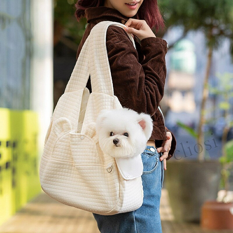 ショルダーと前掛けの 2 通りで使えるペットバッグ。柔らか素材で小型犬や猫ちゃんとのお散歩、お出かけに便利です。耐荷重内でご使用ください。